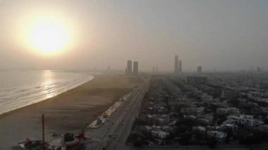 Akşamları Karach Sahili ve Şehri 'nin önü....