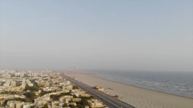 Karach Sahili 'ndeki Gökyüzü ve Şehir Önü - İleri