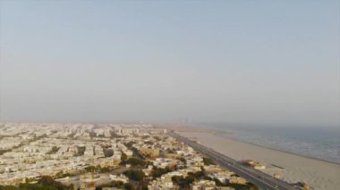 Karach Sahili 'nde Gökyüzü ve Şehir Görünümü Soldan Sağa