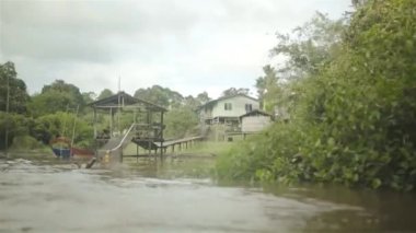 Nehirde Mavi Kırmızı Tekne