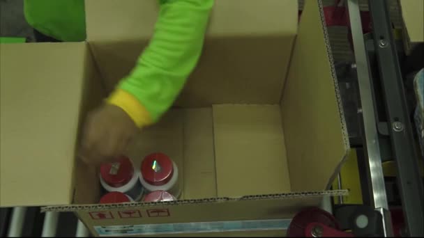 Timelapse Personne Qui Emballe Une Boîte Avec Des Bouteilles Rouges — Video