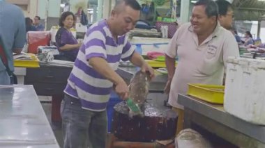 Büyük Balığı Temizleme Süreci - El Tutma.