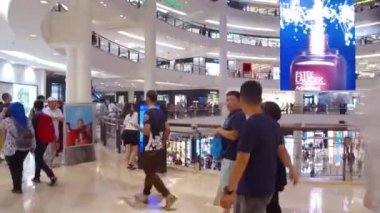 Alışveriş merkezindeki insanların manzarası