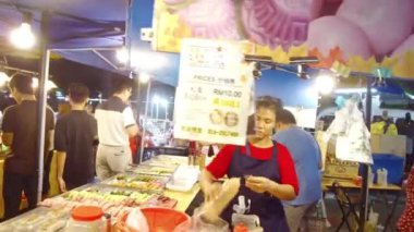Gece Pazarı 'nda hamur köftesi satıcısı..