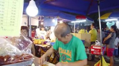  Gıda Satıcısı müşteriler için börek yapıyor.