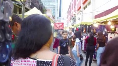 Kadın yürüyor ve Malezya 'nın geleneksel pazarına bakıyor..