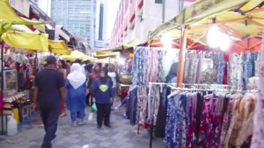 Geleneksel Malezya Pazarı 'nda Giysi ve Gözlük Durağı - Sağdan Sola Çevirme.