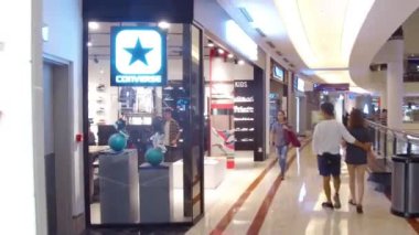 Alışveriş merkezindeki insanların manzarası