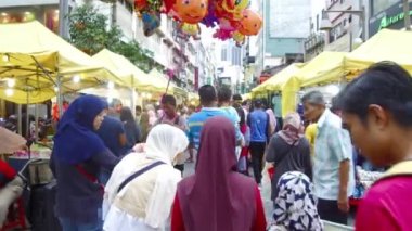Müşteriler Sevimli Balonlar Satın Alırlar - El Tutuşu