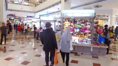 Alışveriş merkezindeki insanların manzarası