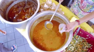 Malezya 'daki Lezzetli Çorba Sokağı Yemekleri