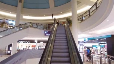 Alışveriş merkezindeki insanların manzarası