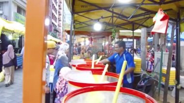 Malezya 'nın geleneksel pazarlarında satıcılar ve müşteriler arasındaki etkileşim.