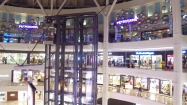 Alışveriş merkezindeki insanların manzarası