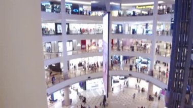 Alışveriş merkezindeki insanların manzarası