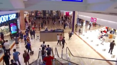 Alışveriş merkezindeki insanların manzarası