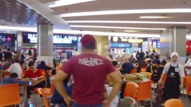 İnsanlar Yemek Sahasında Yemek Yiyiyor - İleri.