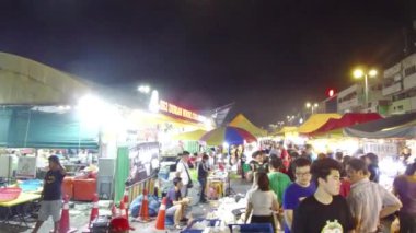 Gece Pazarı 'ndan Alışveriş Yapan İnsanlar - El Tutuldu