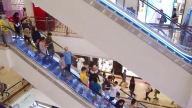 Alışveriş merkezindeki insanların manzarası