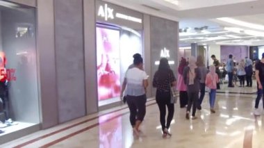 Alışveriş merkezindeki insanların manzarası