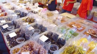 Gece Pazarı 'nda Renkli Meyveler Turşusu