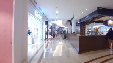 Alışveriş merkezindeki insanların manzarası