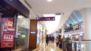 Alışveriş merkezindeki insanların manzarası