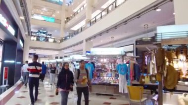 Alışveriş merkezindeki insanların manzarası