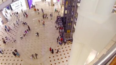 Alışveriş merkezindeki insanların en üst düzey görüntüsü 