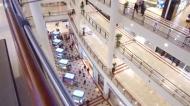 Alışveriş merkezindeki insanların en üst düzey görüntüsü 
