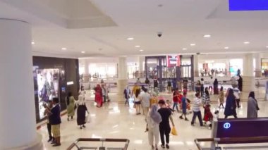 Alışveriş merkezindeki insanların manzarası