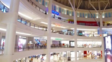 Alışveriş merkezindeki insanların manzarası