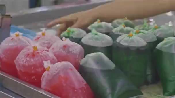 马来西亚传统的红绿绿草果冻饮料 — 图库视频影像
