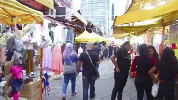 伝統的なマレーシア市場で一緒に歩くカップル Forwards — ストック動画