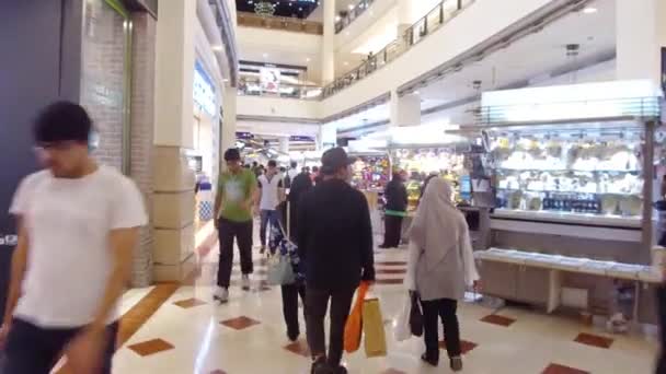 Aile Alışveriş Merkezinde Yürüyor — Stok video