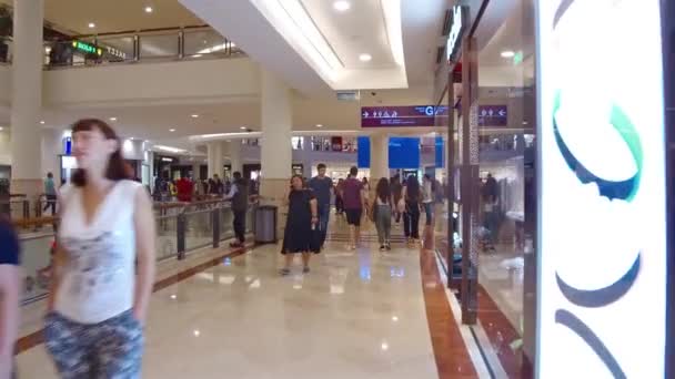 Mujer Con Camisa Azul Está Mirando Centro Comercial — Vídeos de Stock