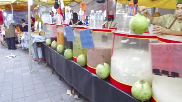 马来西亚传统市场上的饮料销售商 手持饮料 — 图库视频影像