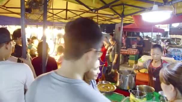 Ludzie Kupują Jedzenie Ulicy Rynku Nocnym Hand Held — Wideo stockowe