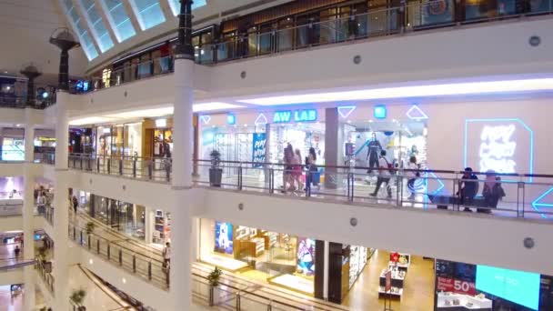 Ansicht Der Menschen Der Mall Einkaufen — Stockvideo