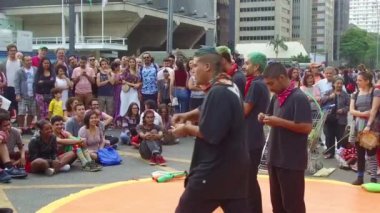 Erkekler Sirkte Performanslarını Gösteriyorlar - Yavaş Hareket