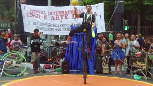 Hombre Paseo Monociclo Con Equilibrio Bola Aro Hula Malabarismo Del — Vídeo de stock