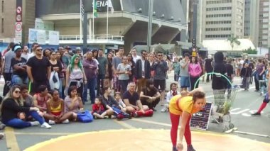 Dişi Sirk Performansı Sırtında 2 Top Oynuyor - Yavaş Hareket.