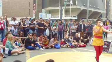 Seyirciler, Kadın Sirki Performansını Top Oynarken İzliyor 