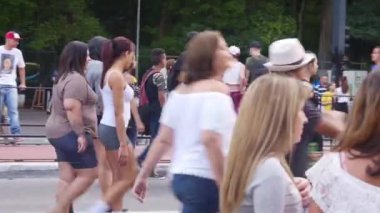  İnsanlar konuşuyor, yürüyorlar, soldan sağa hareket ediyorlar..