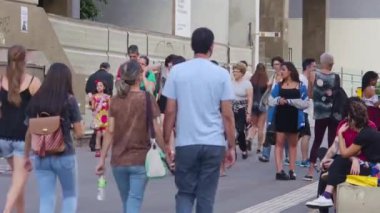 Avenida Paulista 'da Yürüyen Çift