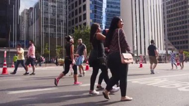 Güneş Altında İçen Kadın - El Tutuşu.