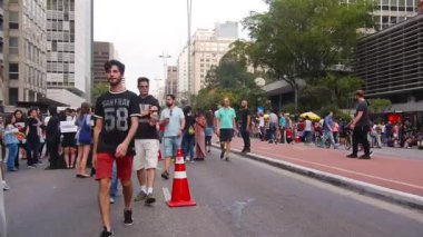 Genç bir çocuk yürüyor - Sağdan sola