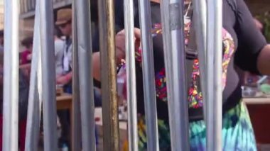 Demir Borulardan Kullanılmış Ekipmanlarla Müzik Çalan Kadınlar - Statik Kapalı.