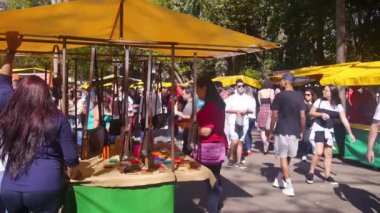 Çanta Satıcısı Durağı - Elle tutulur.