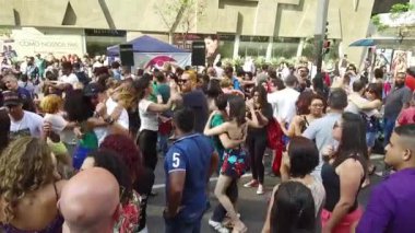 Çiftler Müzikle Dans Ediyor